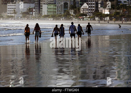 Badegäste am Strand in Balneario Camboriu Stockfoto