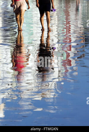 Reflexion der Badegäste am Strand in Balneario Camboriu Stockfoto