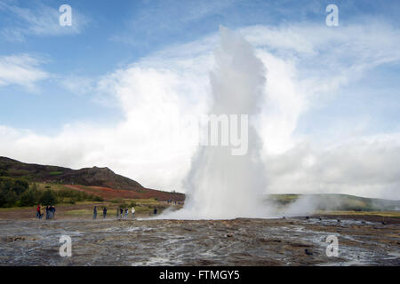 Touristen in der Geothermie Region Geysir Geysir namens geologisches Phänomen Stockfoto