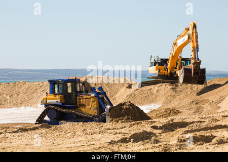 Strand-Nachschub funktioniert zwischen Bournemouth and Boscombe, Dorset im März Stockfoto