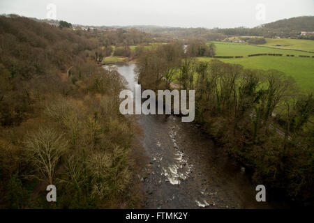 Dee-Fluss in Nord-Wales im frühen Frühjahr Stockfoto