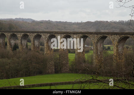 Eisenbahnbrücke über den Fluss Dee in Nord-Wales im frühen Frühjahr Stockfoto