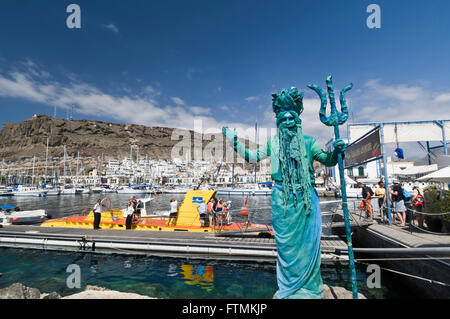 NEPTUNE MOGAN PORT Straßenkünstler, gekleidet als Neptun, lockt Touristen zu Bootsausflügen auf dem gelben U-Boot in Puerto de Mogan Gran Canaria Spanien an Stockfoto