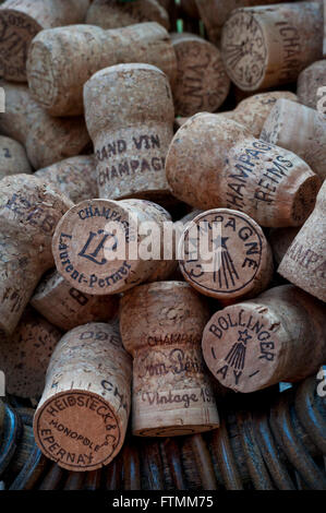 Stimmungsvolle Bild der französischen Weinleser Ernte Korb mit Auswahl von verschiedenen Luxus Champagner-Korken Stockfoto