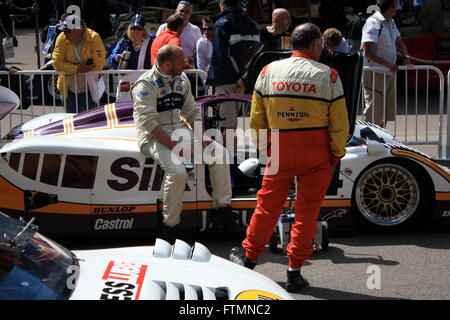 Fahrer, die im Chat auf dem Goodwood Festival of Speed Hill Climb Stockfoto