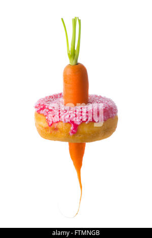 Karotte durch Donut demonstrieren gesunde und ungesunde Ernährungsgewohnheiten und Ausbau Taillen / Fettleibigkeit. Stockfoto