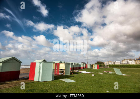 Strandhütten an Hove Strandpromenade von Katie Sturm beschädigt. Stockfoto