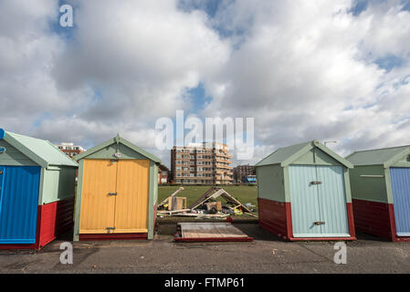 Strandhütten an Hove Strandpromenade von Katie Sturm beschädigt. Stockfoto