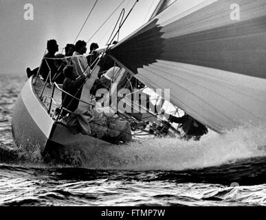 AJAX-NEWS-FOTOS. 1977. SOLENT, ENGLAND. -QUEEN SILBERJUBILÄUM RACE - NEW ZEALAND YACHT GINKO ZU BEGINN DER SPEZIELLEN RORC RENNEN MARK IKH KÖNIGIN ELIZABETH II SILVER JUBILEE.  FOTO: JONATHAN EASTLAND/AJAX REF: GINKO SJ 1977 Stockfoto