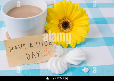 Tasse Kaffee mit Have A Nice Day Nachricht Stockfoto