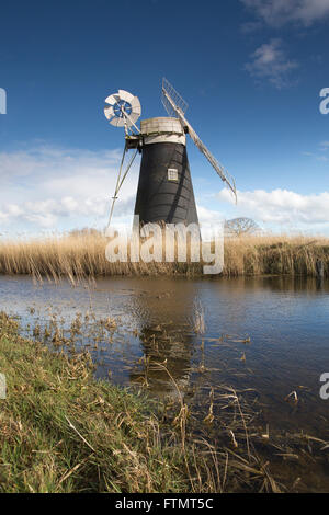 Hammel Entwässerung Mühle steht am Rande einer Wasserstraße am Halvergate Marshes entlang den Norfolk Broads, East Anglia, England, UK Stockfoto