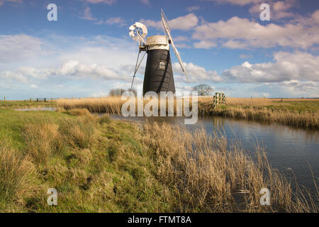 Hammel Entwässerung Mühle steht am Rande einer Wasserstraße am Halvergate Marshes entlang den Norfolk Broads, East Anglia, England, UK Stockfoto