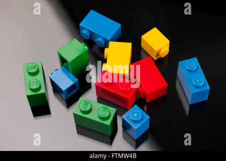 Tambow, Russische Föderation - 26. Februar 2015 Lego farbige Ziegel auf schwarzem Hintergrund. Studio gedreht. Stockfoto