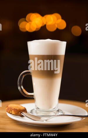 Ein hohes Glas aus Latte Kaffee in einer Café-Bar. Stockfoto