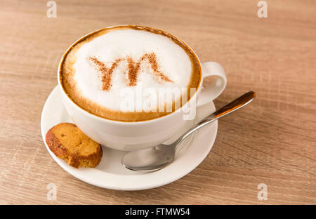 Ein Kaffee-Cappuccino-Latte mit einem Brief M in den Milchschaum geschrieben. Stockfoto