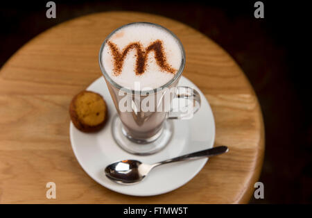 Ein Kaffee-Cappuccino-Latte mit einem Brief M in den Milchschaum geschrieben. Stockfoto