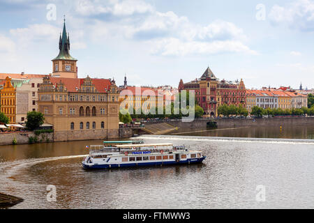 Touristischen Fluss Kreuzer auf der Moldau in Prag, Tschechische Republik Stockfoto