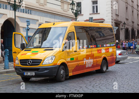 Prag City Tour Minibus Hop On Hop Off Stockfoto