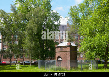 Köln, Lindenthal, Euskirchener Str., Trafohäuschen Mit Großen Expressionistischen Reliefs aus Keramik. Stockfoto