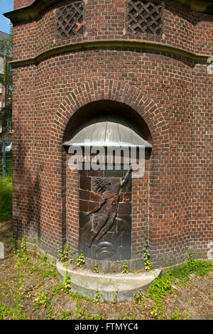 Köln, Lindenthal, Euskirchener Str., Trafohäuschen Mit Großen Expressionistischen Reliefs aus Keramik. Stockfoto