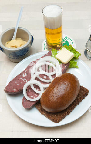 Köln, Altstadt-Nord, VKRZ Brauhaus Päffgen, "Kölsche Kaviar" Blutwurst Mit Zwiebel Und Röggelchen Stockfoto