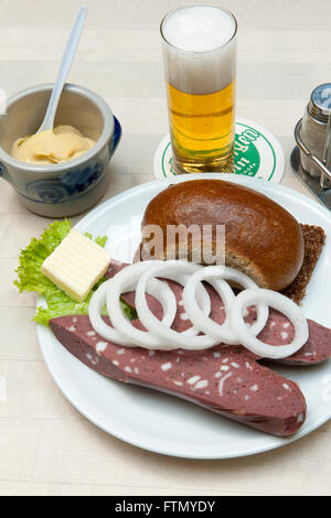 Köln, Altstadt-Nord, VKRZ Brauhaus Päffgen, "Kölsche Kaviar" Blutwurst Mit Zwiebel Und Röggelchen Stockfoto