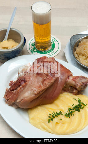 Köln, Altstadt-Nord, VKRZ, Brauhaus Päffgen, "Hämchen" Stockfoto