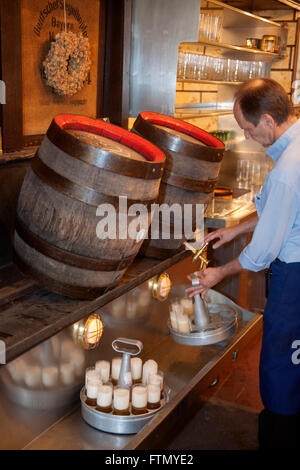 Deutschland, Köln (Köln), Friesenstraße, Brauhaus Päffgen, Köbes [Köln: Kellner in ein sudhaus], Entwurf der Barrel Bier Stockfoto