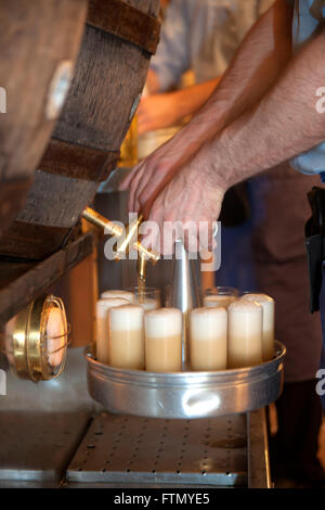 Köln, Altstadt-Nord, VKRZ Brauhaus Päffgen, Köbes Beim Zapfen Stockfoto