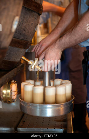 Köln, Altstadt-Nord, VKRZ Brauhaus Päffgen, Köbes Beim Zapfen Stockfoto