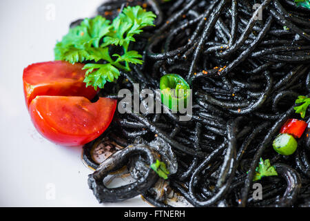 Pasta mit Tintenfisch und Meeresfrüchte Stockfoto
