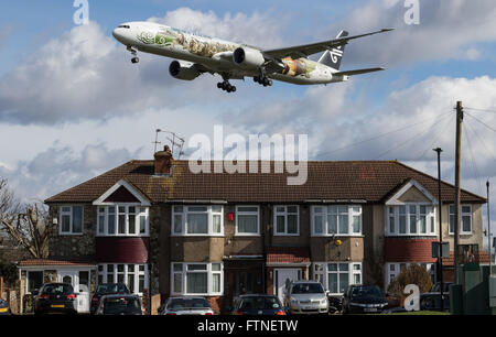 Ein Air New Zealand Boeing 777-300 reg ZK-DKP mit Sonderlackierung für The Hobbit, landen am Flughafen London Heathrow Stockfoto