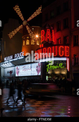 Nacht-Beschriftung des "MOULIN ROUGE" vorne, berühmten Kabarett in Paris: Stockfoto