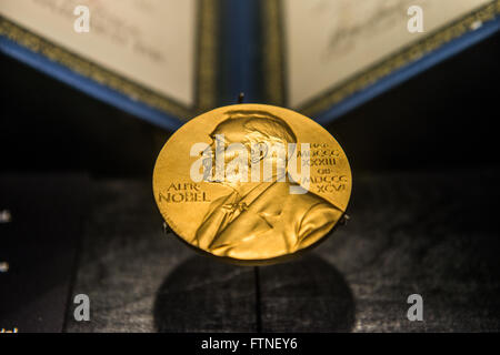 Ein goldenes Bild des Nobelpreises ziert die Vorderseite des Science Museum in Singapur, Stockfoto