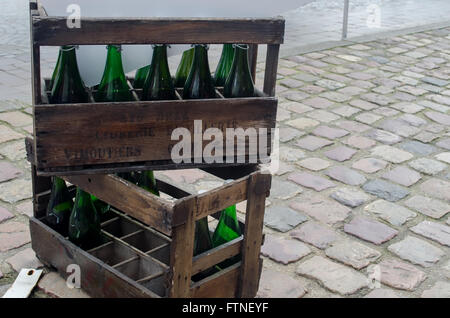 Leere Flaschen Wein in Holzkisten Stockfoto