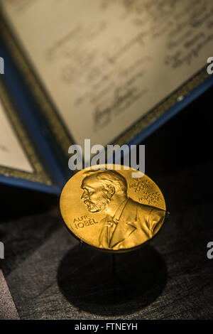Ein goldenes Bild des Nobelpreises ziert die Vorderseite des Science Museum in Singapur, Stockfoto