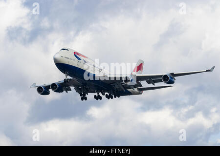 Eine British Airways Boeing 747-400, Registrierung G-BNLN am Flughafen London Heathrow zu landen. Stockfoto