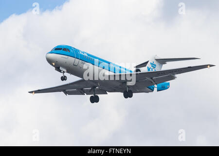 Ein KLM Royal Dutch Airlines Fokker 70, Registrierung PH-WXD am Flughafen London Heathrow zu landen. Stockfoto