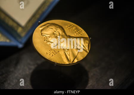 Ein goldenes Bild des Nobelpreises ziert die Vorderseite des Science Museum in Singapur, Stockfoto