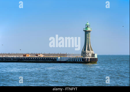 Kleiner Leuchtturm - Hafen Anfahr-Licht auf der Leiste in Gdynia, Polen Stockfoto