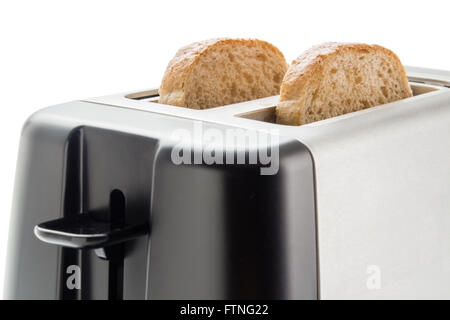 Elektrischer Toaster mit zwei Scheiben Vollkornbrot hautnah isoliert auf weißem Hintergrund. Stockfoto