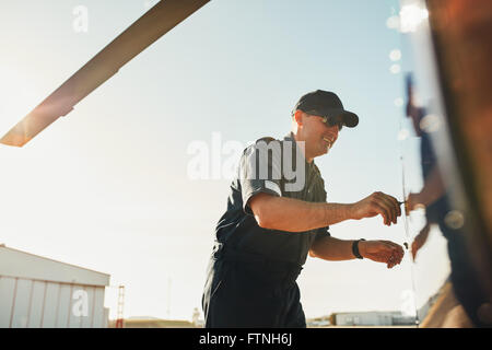 Inspektion des Hubschraubers vor dem Flug Pilot. Mechaniker vor Flugvermessung zu tun. Stockfoto