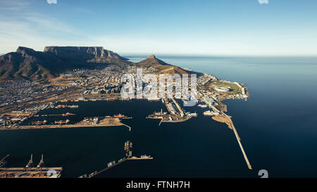 Luftbild von Victoria & Alfred Waterfront und Hafen von Kapstadt. Kommerziellen Docks und Steg am Meer. Stockfoto