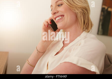 Nahaufnahme einer glücklichen Frau telefonieren mit Handy. Kaukasischen Frauen im Gespräch über Handy. Stockfoto