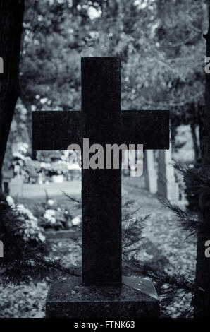 Schwarzes Kreuz Symbole auf dem Friedhof Stockfoto