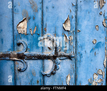 Scharnier-Detail auf einer alten Tür Stockfoto
