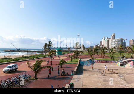 Viele unbekannte Menschen genießen und am frühen Morgen besuchen, am Strand in Durban in Südafrika Stockfoto