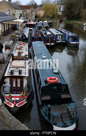 Schmale Boote am Kennett und Avon Kanal in Bath, 29. März 2016 Stockfoto