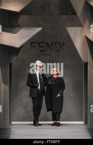 Mailand, Italien - 24 SEPTEMBER: Karl Lagerfeld, Silvia Fendi gehen die Start-und Landebahn während der Fendi-Modenschau im Rahmen der MFW s/s 2016 Stockfoto