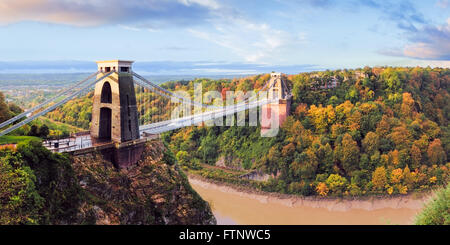 Die Hängebrücke Clifton in warmes Licht mit Herbstfarben in Leigh Woods auf der anderen Seite. Stockfoto